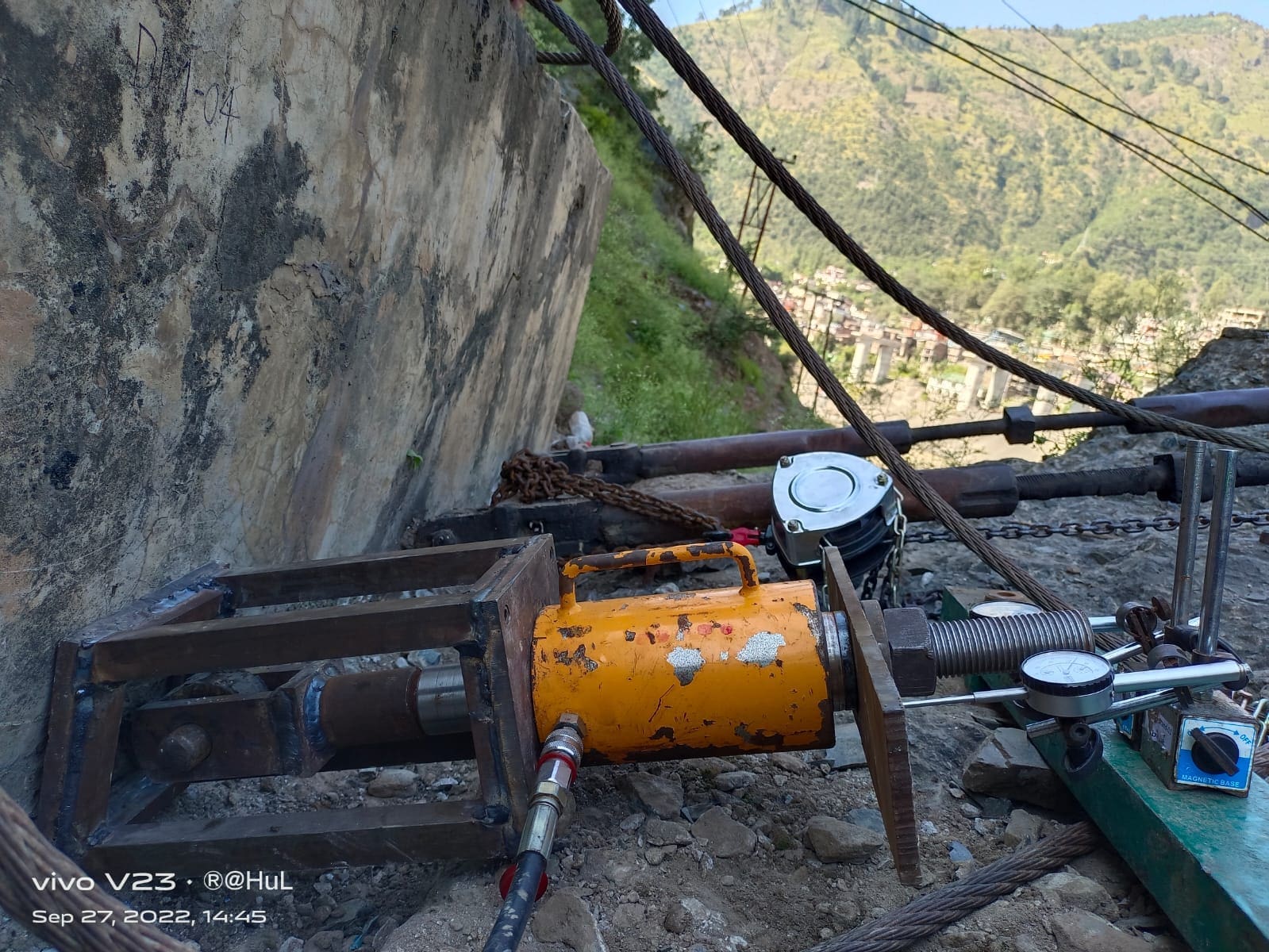 Hydraulic Pull-Out Tester on Anchor
